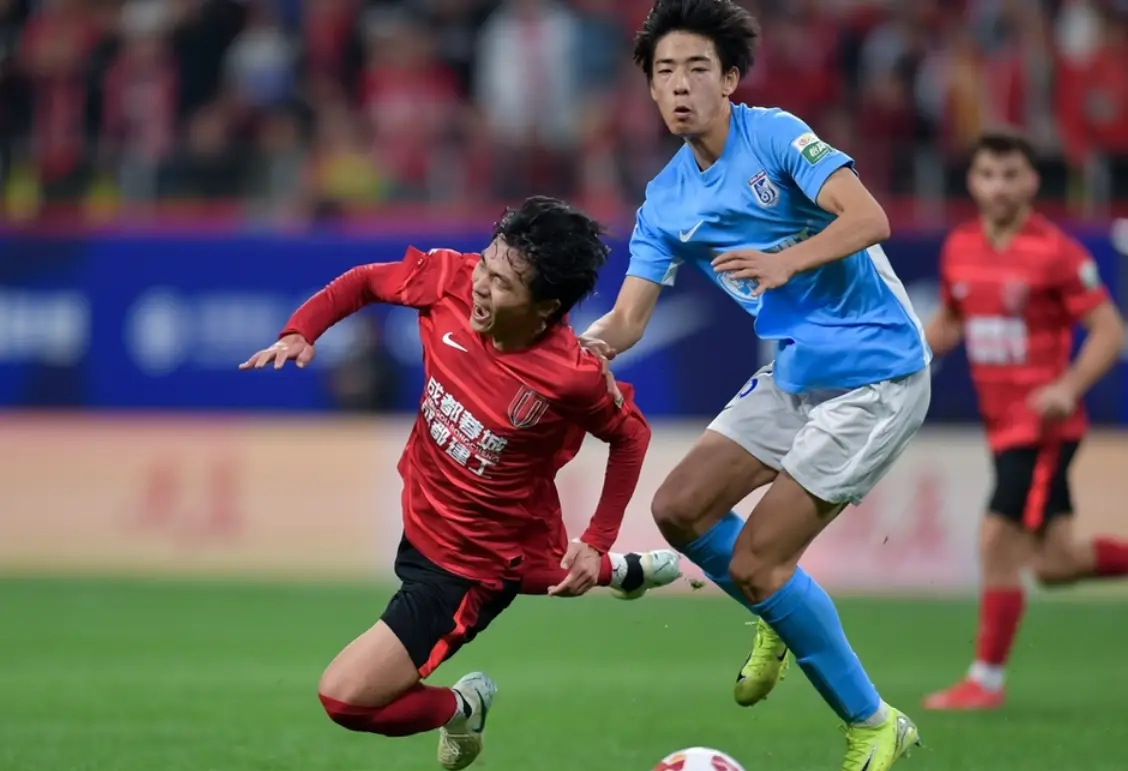 乐鱼app-今晚欧超杯焦点战，成都蓉城远射贴柱，气氛紧张，赛程密集仍需轮换(2024中超联赛成都蓉城队直播)