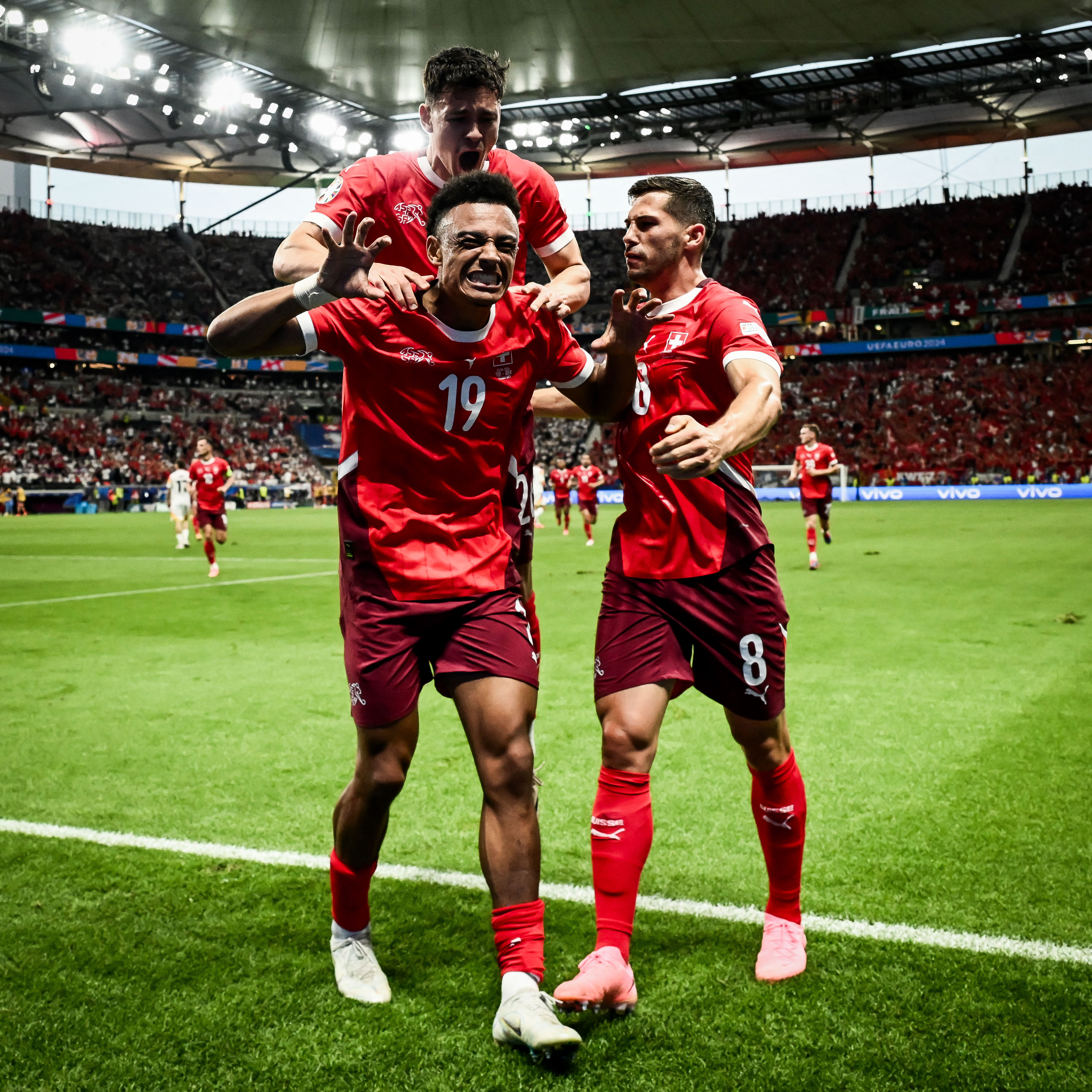 乐鱼官方网站-集结日多特蒙德备战欧超杯C罗经典对决，赛前本菲卡备战社区盾瞬间刷屏的简单介绍